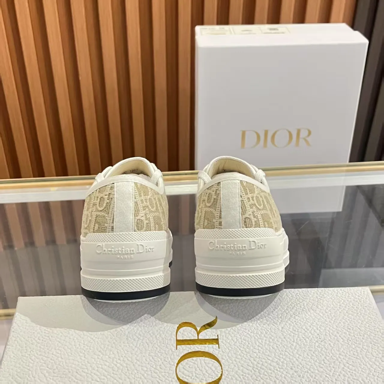 👟👟Ex-factory price 520👟👟 Walk‘n’Dior embroidered mid-top casual shoes are new in 2025. On the fashion stage, Dior embroidered shoes are the well-deserved protagonist. Delicate stitching is used on the upper, every stitch is devoted to the craftsman's efforts, and every thread is woven with artistic poetry. From complex floral patterns to smart geometric textures, embroidery is like the magic that gives shoes life, allowing them to show dynamic beauty even in static conditions.   Wearing Dior embroidered shoes feels like stepping into a dream world full of art. It is not only a pair of shoes, but also a walking piece of art that perfectly integrates fashion and culture. Whether you are strolling on the bustling city streets or attending important social occasions, Dior embroidered shoes can add unique charm to your style and become the focus of everyone's attention.   Choosing Dior embroidered shoes means choosing a persistent pursuit of quality and a unique understanding of fashion. Let it accompany you through every wonderful moment and leave your own fashion mark.  Material: Sheepskin lining, feet, silk cowhide, size 35-41, heel height 5cm